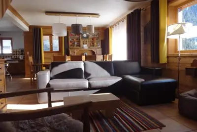 Image de Chalet, vue village/forêt, terrasse, balcon, cheminée ou poêle à bois, parking, télévision, 120m²