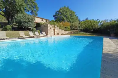 Maison de Charme avec Piscine, vaste parc arboré de 2h au coeur du Luberon
