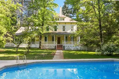 Image de Nouvelle Liste! Historique Crystal Springs Inn (1er et 2ème étages) 4000 m²!