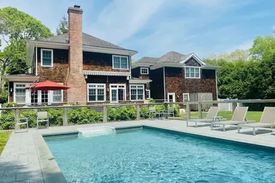 Image de Récemment rénové 5 + maison de plage de la baie w / piscine, idéal pour les réunions de famille
