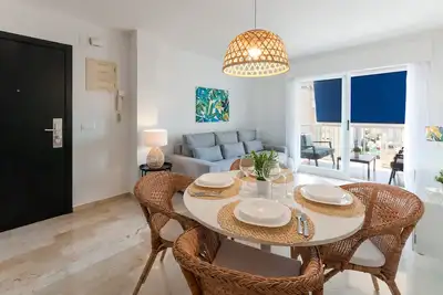 Image de Avec charme, à quelques mètres de la plage. A / C et wifi gratuit. Terrasse avec vue sur la mer