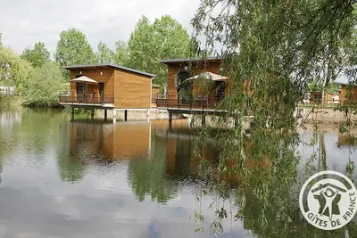 Image de Chalets confortables en bord d'étang avec terrasse, parc, activités et spa optionnel!
