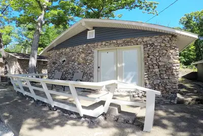 Image de Sunrise Shores Cabin # 3 Lake Front avec une piscine! ! + Woof