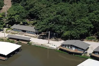 Image de Sunrise Shores Studio # 8 au bord du lac avec une piscine! ! + Woof