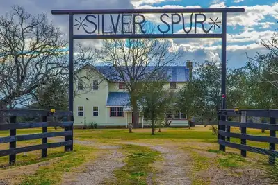 Image de Silverspur à Round Top - Incroyable ferme restaurée des années 1800 sur 40 acres avec piscine!