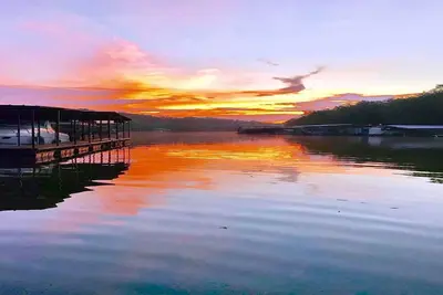 Image de Sunrise Shores Cabin # 4 Lake Front avec une piscine! !