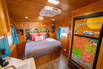 Image de Rv rétro par la mer - passez des vacances vintage!