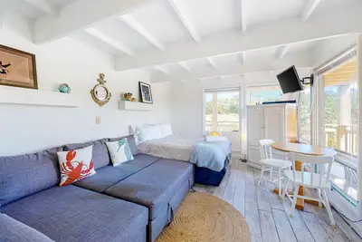 Image de Charmant condo studio en front de mer avec accès direct à la plage - près de la ville!