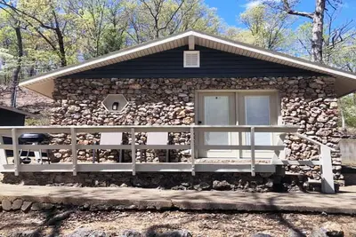 Image de Sunrise Shores Cabin # 2 Lake Front avec une piscine! !