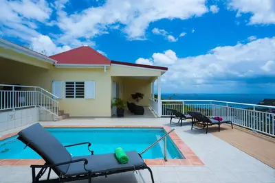 Piscine privée, deux terrasses couvertes, salon confortable avec espace de divertissement, bar pour le petit déjeuner