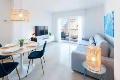 Image de Bel appartement, très proche de la plage. Wi-Fi A / C avec terrasse