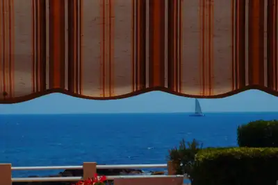 Image de studio rez de jardin- loggia- vue mer- pieds dans l'eau