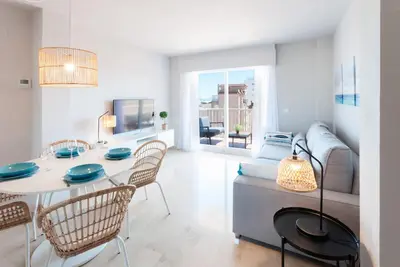 Image de Confortable avec un style méditerranéen, à quelques mètres de la plage. A / C et wifi gratuit. Terrasse avec vue sur la mer