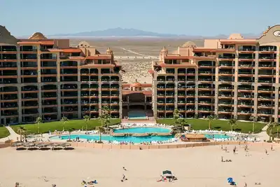 Image de Oceanfront, Beach et Pool View Condo au 5ème étage