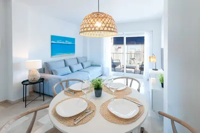 Image de Avec charme, à quelques mètres de la plage. A / C et wifi gratuit. Terrasse avec vue sur la mer