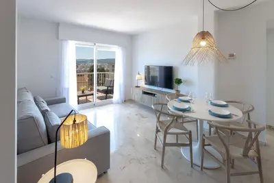 Image de Avec charme, à quelques mètres de la plage. A / C et wifi gratuit. Terrasse avec vue sur la mer