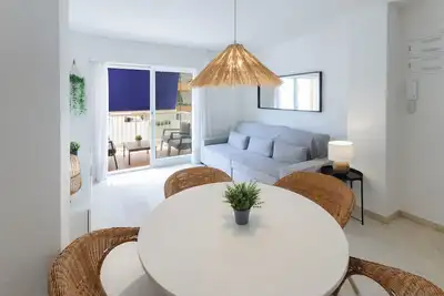 Image de Confortable avec un style méditerranéen, à quelques mètres de la plage. A / C et wifi gratuit. Terrasse avec vue sur la mer