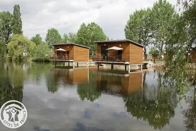 Image de Chalets confortables en bord d'étang, parfaits pour pêche et nature, avec terrasse et équipements modernes