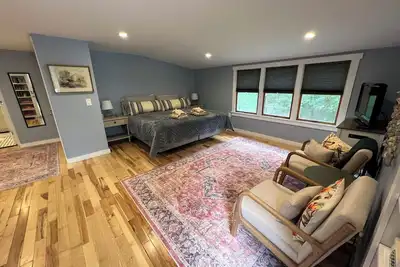 Image de Bright propre appartement est livré avec l'utilisation gratuite de la voiture. Dog Friendly aussi! !