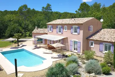 Image de Très belle maison de vacances de style provençal, avec piscine, pour 4 à 10 pers