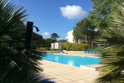 Image de T1bis dans un parc merveilleux avec piscines proche plage