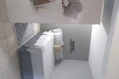 Image de Isolement et intimité avec une brise océanique apaisante sur un joyau historique caché
