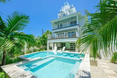 Image de Nouvelle Maison Avec Vue Sur Le Golfe à Siesta Village - Piscine chauffée et terrasse sur le toit