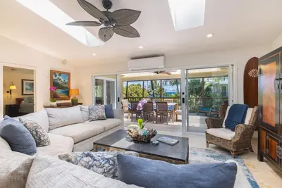 Image de Nouvelle Direction! Belle Maison Avec vue sur L'océan, à Quelques pas de la Plage!