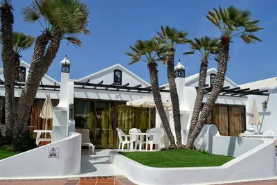 Image de Villa rénovée au bord de la piscine à Sands Resort, avec aspect ensoleillé
