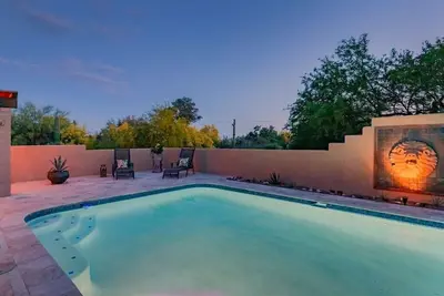 Image de RÉDUCTION Du Taux D'ÉTÉ, Design du sud-ouest avec maison d'amis, piscine / vie à l'extérieur