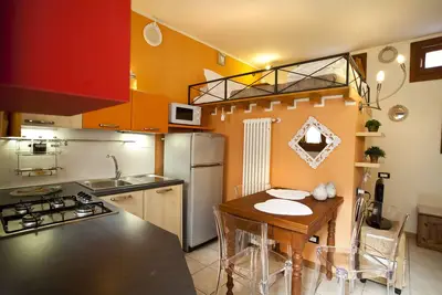 Image de Cet élégant studio avec un lit mezzanine de 35 mètres carrés