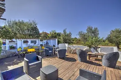 Casa Alveare B: Un appartement caractéristique et accueillant entouré de verdure.