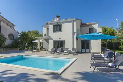 Image de Maison de vacances Poreč pour 1 - 9 personnes avec 4 chambres à coucher - Maison de vacances