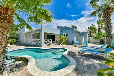 Image de Villa entière: à pied des plages, shopping, salle à manger, piscine privée.
