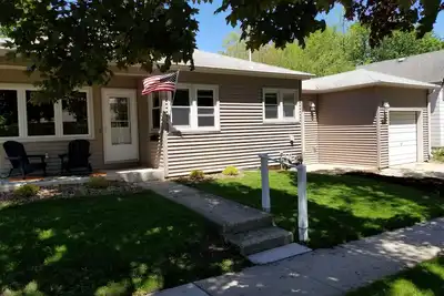 Image de Downtown Getaway, à seulement deux pâtés de maisons de City Beach - Venez vous détendre au bord du lac