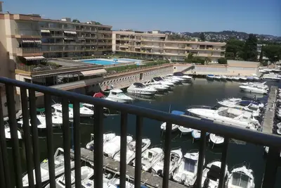 Image de Surplombant le port de plaisance, proche de la mer et du centre ville, classé 3*
