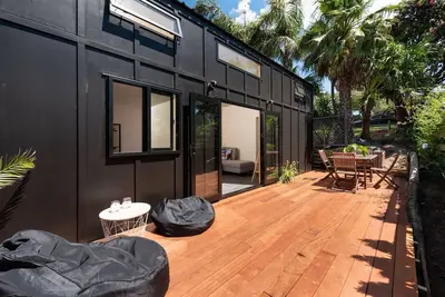Image de Cozy Loft Hideaway - 5 min Ă pied de la plage et de la ville!