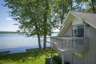 Image de Lavish Lakehouse | Étapes pour arroser | Kayaks, quai et grue de bateau, barbecue | Bienvenue aux plaisanciers