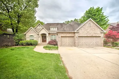 Image de Nouveau-Bentonville Home w / Pool Table, Fire Pit, Grill