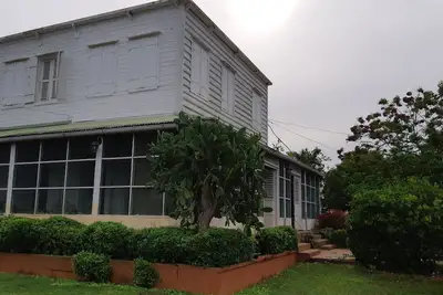 Image de Maison coloniale de charme, calme, dans quartier tranquille dans la verdure.