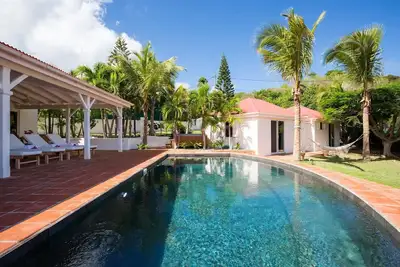 Villa élégante et spacieuse avec jacuzzi, terrasse couverte près de la piscine, Wifi gratuit
