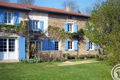 Image de Grande maison avec jardin, cheminée et jeux d'enfants, idéale pour des vacances au calme