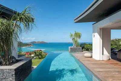 Image de Villa contemporaine avec petite piscine et piscine à débordement, salle de sport entièrement équipée