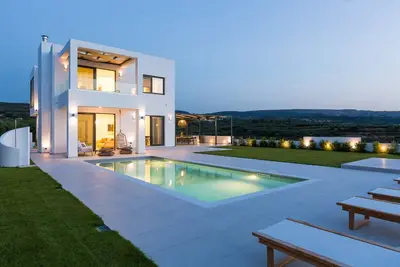 Image de Villa neuve et élégante avec vue imprenable