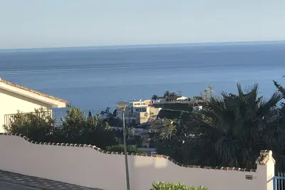 Vues spectaculaires et moderne Apt pour vos vacances à 3 minutes de la plage, montagne