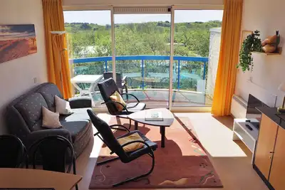 Appartement de vacances baigné de lumière avec un grand balcon et une belle vue