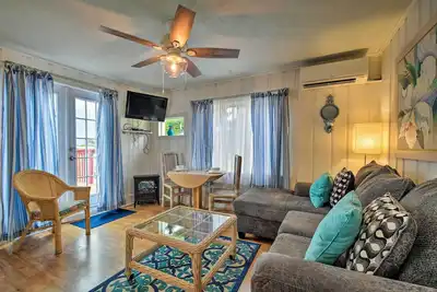 Image de Nouveau! Sunset Beach Condo w / Dock, Yard & Cornhole!