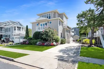 Image de Spacieux, beachblock maison sur trois niveaux avec 5 chambres et 4. 5 salles de bains