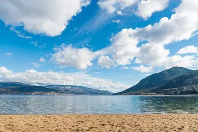 Image de Luxe Waterfront Condo Vue du lac Skaha-exceptionnelle du lac