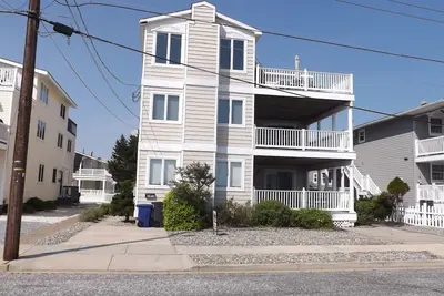 Image de Superbes vues sur l'océan et les étapes de la plage, promenade, aire de jeux et 2 pâtés de maisons du centre de la ville